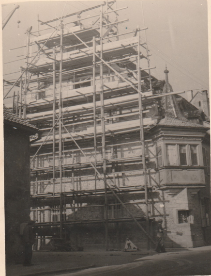 Photo historique d’un échafaudage sur bâtiment